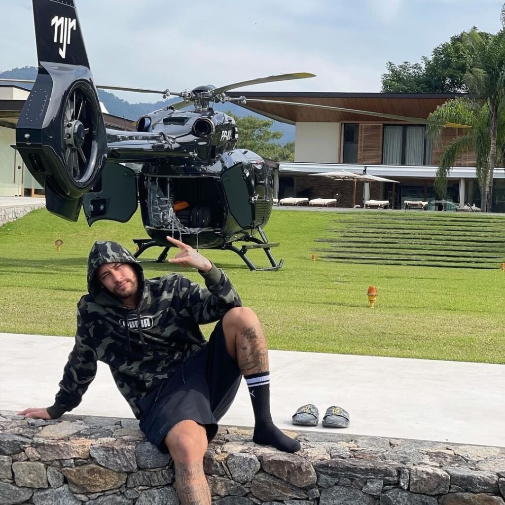 Neymar e seu helicóptero PP-NJR